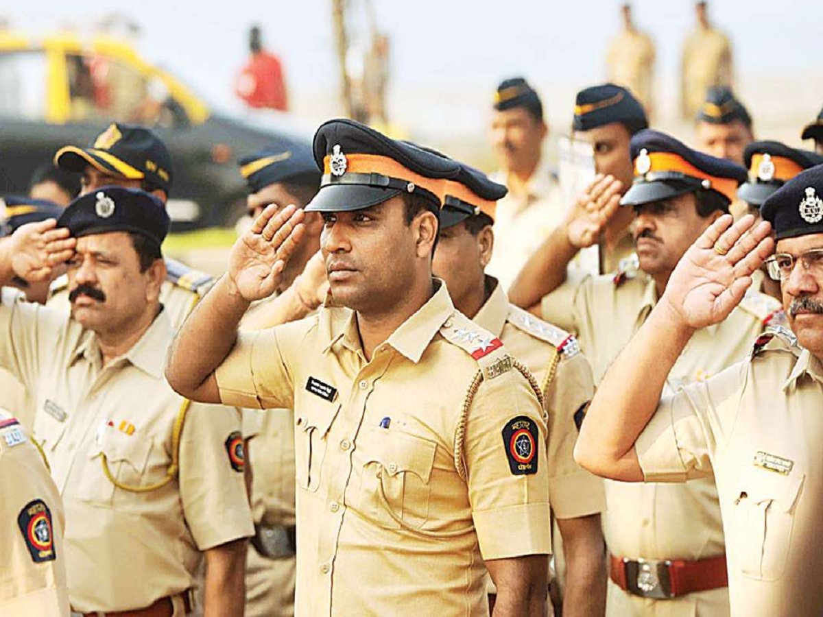 सलामी देणारे महाराष्ट्र पोलीस अधिकारी